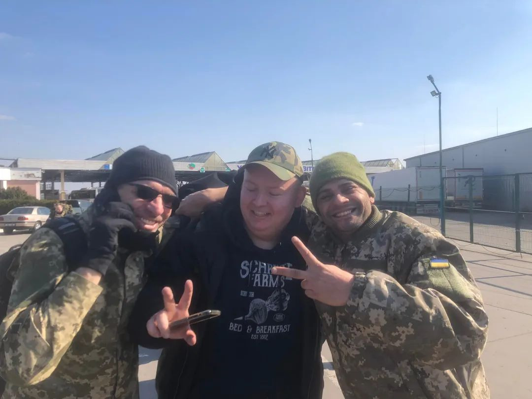 Theo lời kể của Mickael, lúc đó anh ta rất “tự tin” rằng, mình biết sử dụng vũ khí và rất tự tin vào khả năng “thích nghi với môi trường” của mình. Vào ngày 9/3, Sciacca Mickael hẹn với hai người đàn ông Pháp 22 tuổi khác qua mạng xã hội và đến Ukraine qua ngả Ba Lan.