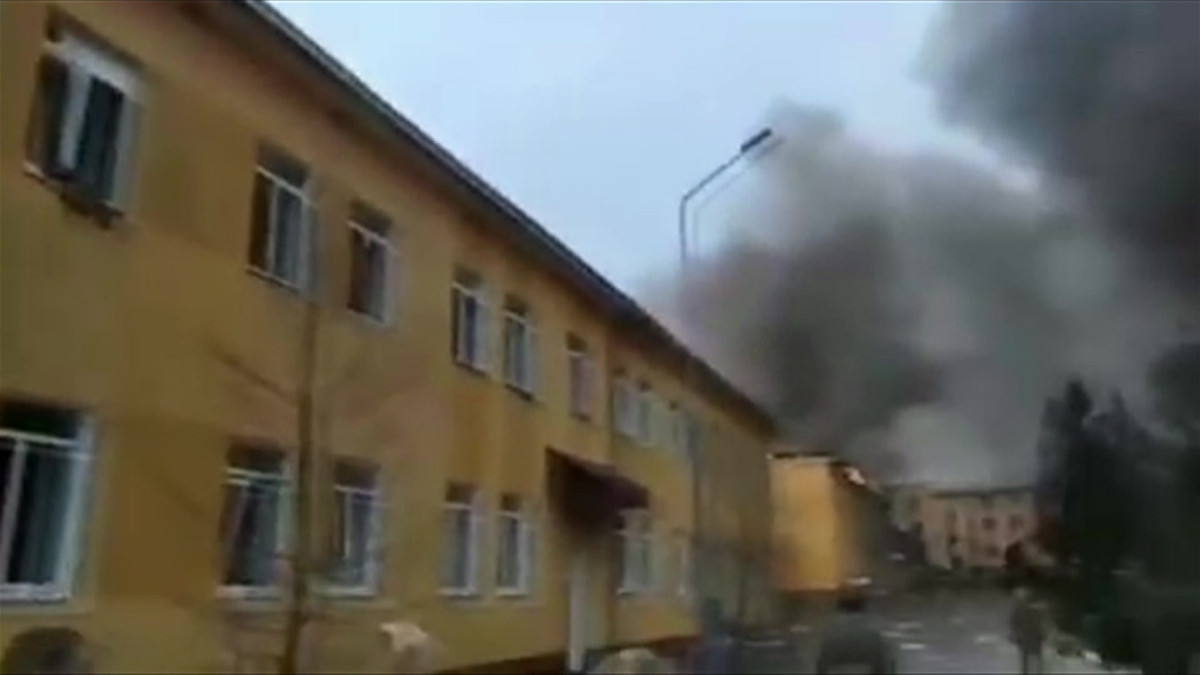 Theo truyền thông Ukraine, vào ngày 13/3, quân đội Nga đã tập kích Trung tâm huấn luyện Yavoriv. Trung tâm này nằm sát biên giới Ba Lan, có diện tích 360 km vuông và là căn cứ quân sự lớn nhất ở miền tây Ukraine.