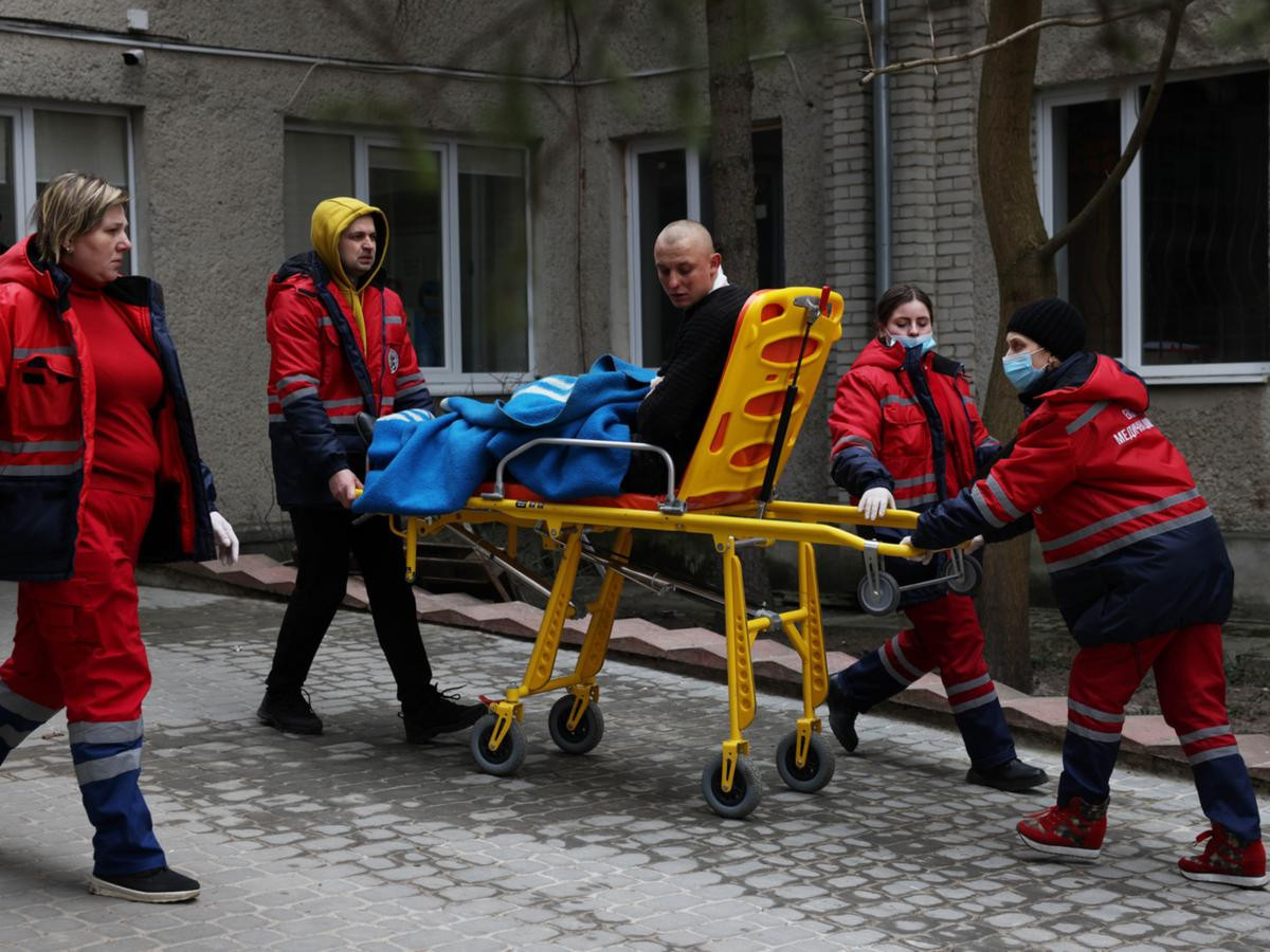 Trước đó trên tờ UOL của Brazil, Thiago Rossi đã kêu gọi hưởng ứng lời kêu gọi của Tổng thống Ukraine Zelensky tham gia “Quân đoàn tình nguyện quốc tế”, đến Ukraine chiến đấu, để chống lại quân Nga. Nhưng khi bị quân Nga tấn công, phản ứng đầu tiên của Thiago Rossi là rời bỏ Ukraine.