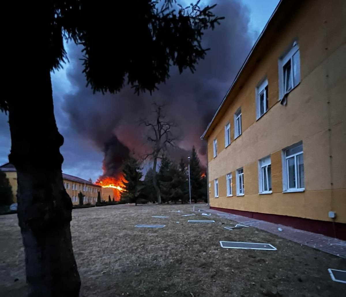 Hiện giữa Nga và Ukraine có một số khác biệt về kết quả của cuộc tập kích: Bộ Quốc phòng Nga thông báo rằng, quân đội Nga đã sử dụng vũ khí chính xác cao tầm xa, tiêu diệt gần 180 lính đánh thuê nước ngoài tại Yavoriv và "sẽ tiếp tục tiêu diệt hết lính đánh thuê nước ngoài, lần lượt đến Ukraine". 