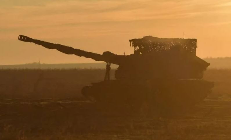 Quân đội Nga với lợi thế về hỏa lực pháo binh, đã bắt đầu triển khai cuộc phong tỏa bằng hỏa lực pháo binh toàn diện ở Avadiivka. Theo các chỉ huy chiến trường Nga, nhiều loại xe Ukraine bị bắn cháy, chất đống hai bên đường cao tốc. Như vậy, quân đội Nga về cơ bản, đã cắt đứt hoàn toàn kênh tiếp tế chính của quân đội Ukraine vào Avdeevka.