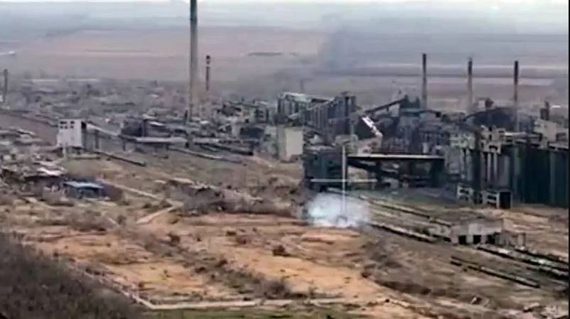 Sau cuộc tấn công của các mũi đột phá, quân đội Nga nhanh chóng mở rộng chiến quả và dần chiếm quyền kiểm soát Nhà máy xử lý nước thải gần Nhà máy luyện cốc cũng như một số công sự trận địa của Ukraine trên hướng hành lang dẫn đến Nhà máy luyện cốc.