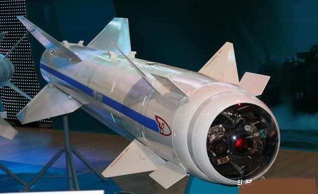 Sau khi Liên Xô sụp đổ vào đầu thập niên 1990, quá trình phát triển tên lửa không đối đất hạng nặng Kh-29 bị đình trệ một thời gian do thiếu kinh phí. Tuy nhiên, sau này Nga vẫn tiếp tục cải tiến và nâng cấp loại tên lửa này. 