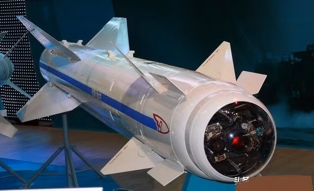 Sau khi Liên Xô sụp đổ vào đầu thập niên 1990, quá trình phát triển tên lửa không đối đất hạng nặng Kh-29 bị đình trệ một thời gian do thiếu kinh phí. Tuy nhiên, sau này Nga vẫn tiếp tục cải tiến và nâng cấp loại tên lửa này. 