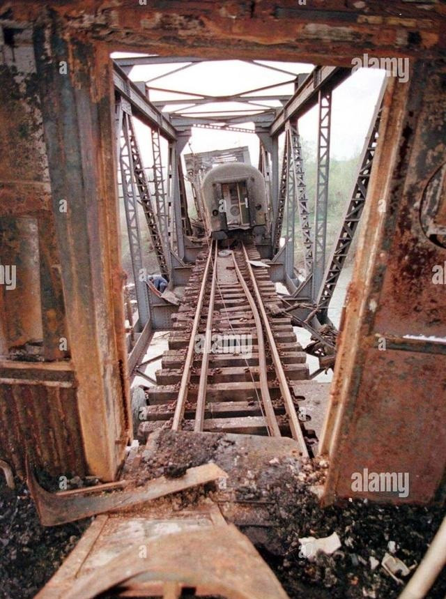 Trong thực tế tác chiến, quân đội có thể sử dụng nhiều loại thuốc nổ khác nhau như thuốc nổ C4, thuốc nổ TNT, thuốc nổ bột nhôm.. và cũng có thể sử dụng các loại vũ khí như tên lửa, bom để phá hủy cầu.