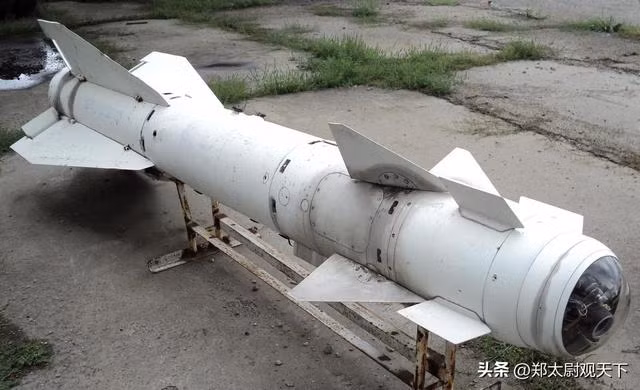 Thứ nhất là sự lạc hậu về trình độ công nghệ: Trình độ khoa học công nghệ của Nga còn kém các nước phương Tây về công nghệ dẫn đường chính xác cao. Do đó, Nga phải đối mặt với những hạn chế về công nghệ khi chế tạo vũ khí dẫn đường chính xác.