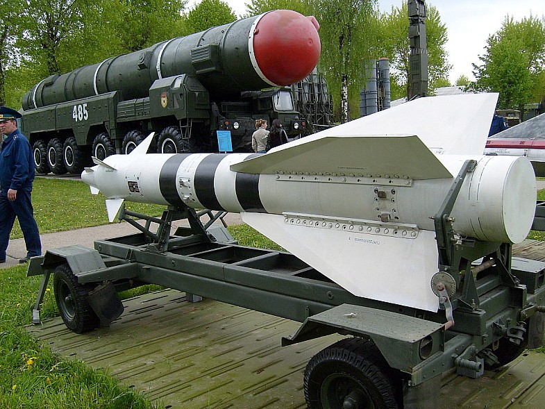 Vào cuối những năm 1970, Liên Xô bắt đầu phát triển một loại tên lửa không đối đất mới để thay thế tên lửa không đối đất Kh-23 đã lạc hậu. Trong quá trình phát triển tên lửa Kh-29, Liên Xô đã áp dụng công nghệ dẫn đường laser bán chủ động công nghệ mới, giúp nâng cao đáng kể độ chính xác khi ra đòn của tên lửa.