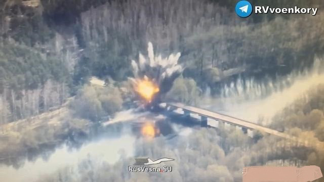 Cách hiệu quả nhất để phá hủy cầu bằng biện pháp quân sự là sử dụng thuốc nổ hoặc các thiết bị nổ khác. Bằng cách đặt chất nổ trên một nhịp cầu, khiến cấu trúc của cây cầu mất khả năng chịu lực và sụp đổ.