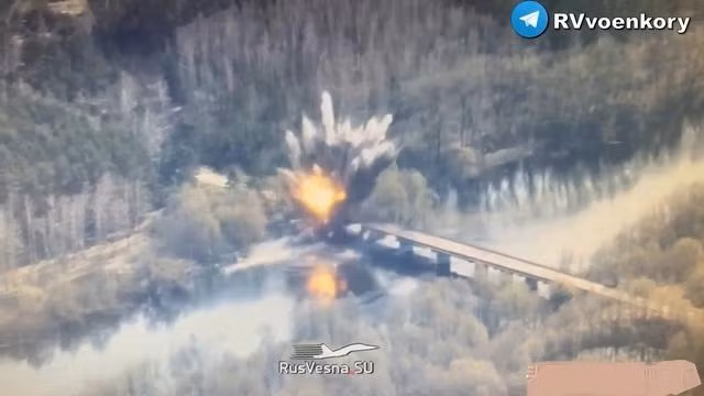 Cách hiệu quả nhất để phá hủy cầu bằng biện pháp quân sự là sử dụng thuốc nổ hoặc các thiết bị nổ khác. Bằng cách đặt chất nổ trên một nhịp cầu, khiến cấu trúc của cây cầu mất khả năng chịu lực và sụp đổ.