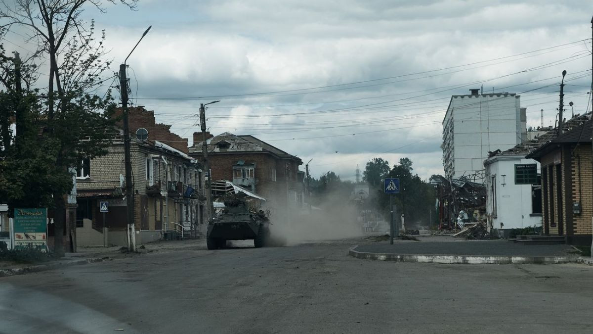 Chính quyền Ukraine gần đây tuyên bố rằng, Quân đội Nga vẫn đang cố gắng chọc thủng tuyến phòng thủ của Quân đội Ukraine và lực lượng của Quân đội Ukraine trong khu vực đang được điều chỉnh, bao gồm cả việc rút quân khỏi các mặt trận khác, để tăng cường cho Kharkov.