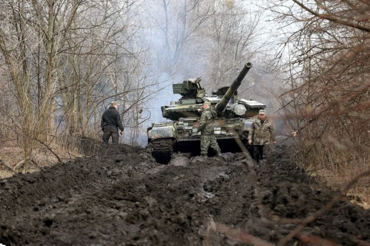 Trên chiến trường Nga-Ukraine, sự thay đổi của các mùa thường có tác động đáng kể đến tình hình chiến sự. Vào mùa xuân, khi tuyết tan, thời kỳ lầy lội trên những đồng bằng Đông Âu, đã gây khó khăn rất lớn cho các hoạt động quân sự của cả hai bên.