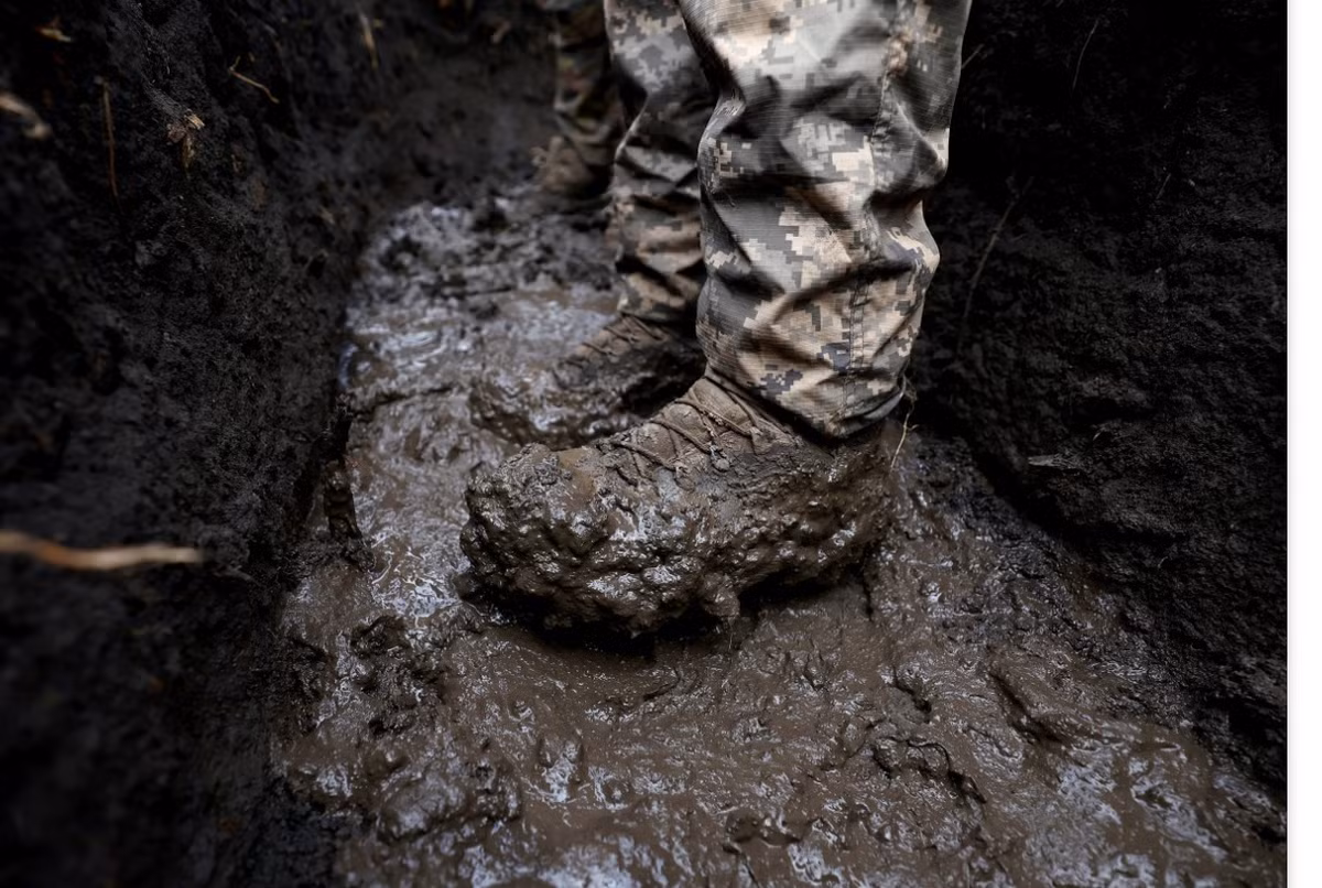 Trong điều kiện mặt đất như vậy, tốc độ của các phương tiện hạng nặng như xe tăng và xe bọc thép sẽ giảm đáng kể, thậm chí có thể bị sa lầy trong bùn và không thể di chuyển được. Tuy nhiên, trong thế trận “tác chiến bùn lầy mùa xuân” năm nay, RFAF đã khéo léo tận dụng yếu tố môi trường này và kết hợp với ưu thế vũ khí của mình, để tung ra đòn phản công hiệu quả.