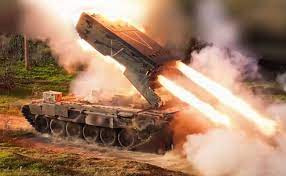 Còn Ukraine và các đồng minh đã lên án mạnh mẽ việc RFAF sử dụng vũ khí nhiệt áp, cho rằng loại vũ khí này đã gây ra tổn hại lớn cho cả dân thường và binh lính; đồng thời vi phạm các chuẩn mực quốc tế có liên quan. Tuy nhiên, Nga nhấn mạnh việc sử dụng vũ khí theo luật pháp quốc tế để tiến hành phản công tự vệ trong chiến tranh là hợp lý.