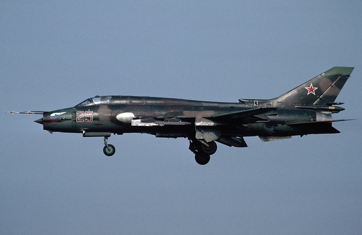 Su-17 và MiG-27 đều được lãnh đạo Quân đội Liên Xô chấp nhận đưa vào biên chế và trở thành xương sống của lực lượng máy bay tấn công chiến thuật. Không quân Liên Xô đã thành lập một lực lượng tấn công đường không, có thể thực hiện hiệu quả các nhiệm vụ hỗ trợ gần và can thiệp chiến trường bằng hai mẫu máy bay này. Ảnh: Tiêm kích bom Su-17 của Không quân Liên Xô.