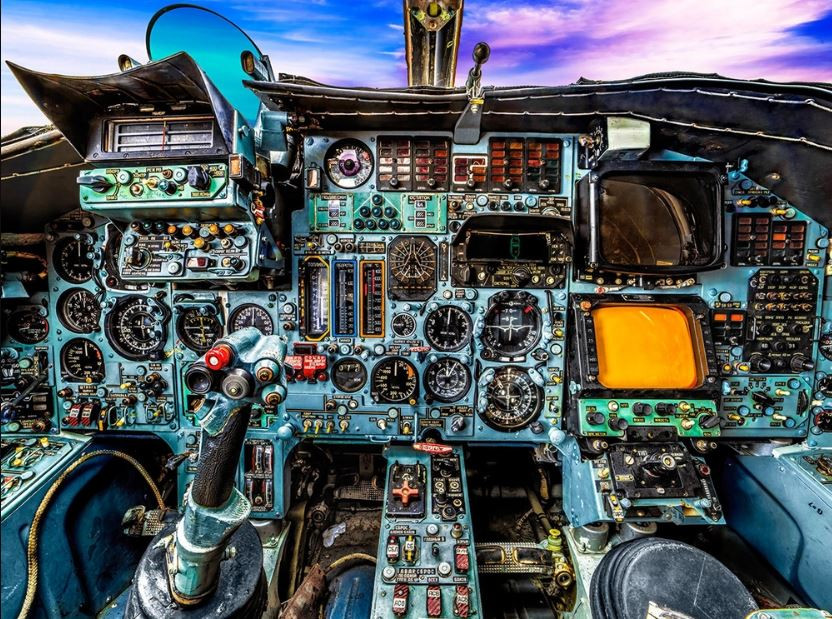 Do hiệu quả tổng thể của hệ thống phòng không liên tục được cải thiện, việc xác định và tấn công chính xác mục tiêu ở độ cao thấp, đòi hỏi điều kiện làm việc và quan sát tốt hơn của phi công; và thiết kế của Su-24 đã phần nào đáp ứng yêu cầu này. Việc bố trí hai phi công cũng có thể bay luân phiên trong các chuyến bay dài ở độ cao thấp, cũng giúp làm giảm mệt mỏi cho phi công. 