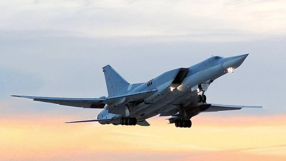 Hiện Không quân Nga có 3 loại máy bay có thể sử dụng loại bom FAB-3000, đó là tiêm kích bom Su-34 và hai loại máy bay ném bom chiến lược siêu thanh là Tu-22M3 và Tu-160. Trong đó máy bay Tu-22M3 đã ngừng sản xuất từ lâu và máy bay Tu-160 thì Nga đang có kế hoạch tái sản xuất.