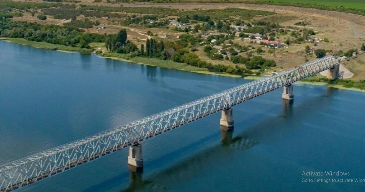 Và những cây cầu bắc qua sông Dnieper hàng ngày đảm nhiệm tiếp tế cho Quân đội Ukraine từ phía tây sang phía đông, sẽ là những mục tiêu cần để Quân đội Nga phải sử dụng đến sức công phá của những quả bom này.