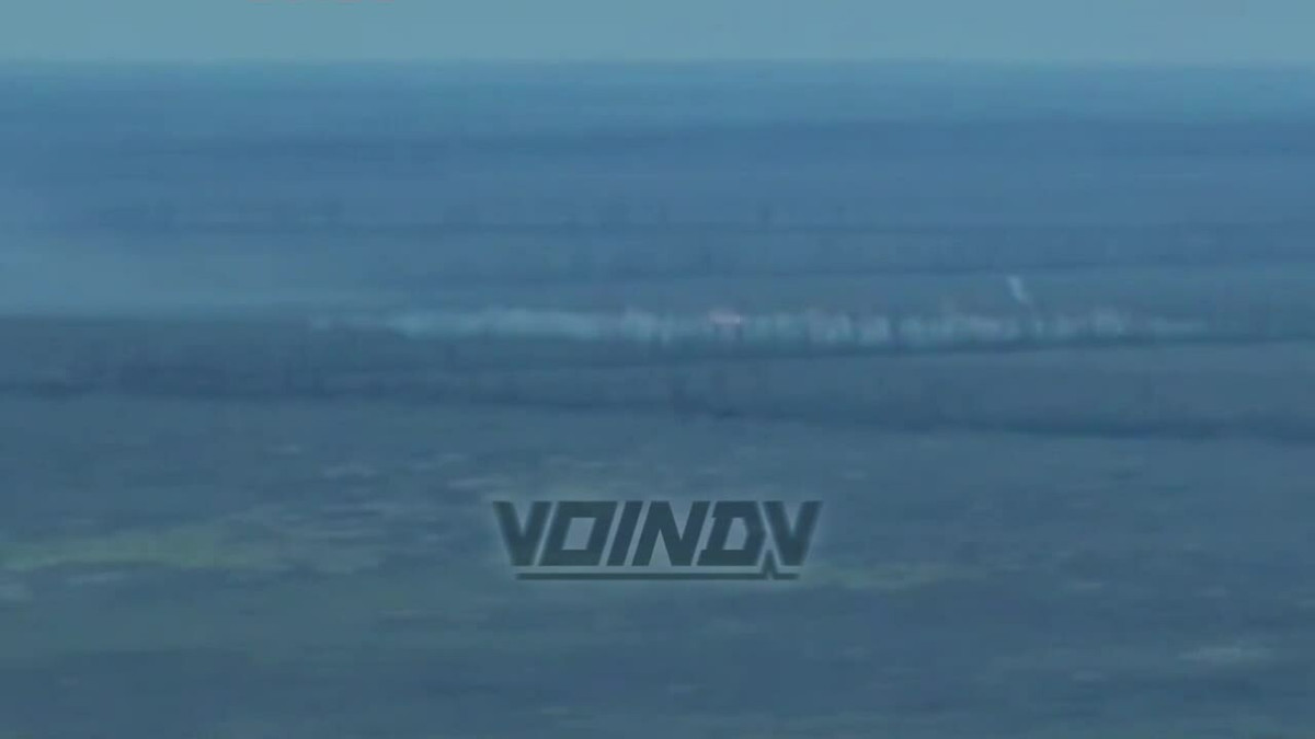 Cuộc tấn công của Nga bằng bom chùm RBK-500 vào các vị trí của Ukraine gần làng Staromayorske được cho là một phản ứng đáp lại cuộc tấn công tương tự do Ukraine thực hiện. Thông tin này cũng được tờ Interia.pl của Ba Lan đăng tải. 