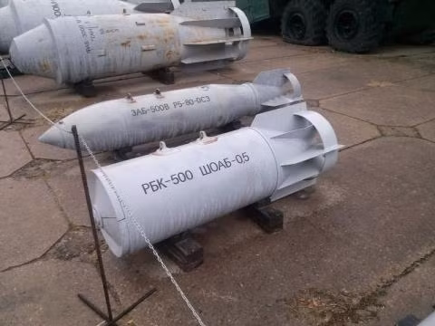 Câu hỏi đặt ra là Nga sẽ sử dụng bom chùm ở chiến trường nào? Hiện có hai mặt trận đang nóng bỏng là hai bên bờ sông Dnieper ở khu vực Kherson và Avdeevka ở Donetsk. Nhưng ở nơi Nga đang duy trì thế tấn công, bom chùm sẽ không được sử dụng và như vậy sẽ không được sử dụng ở Avdeevka. 