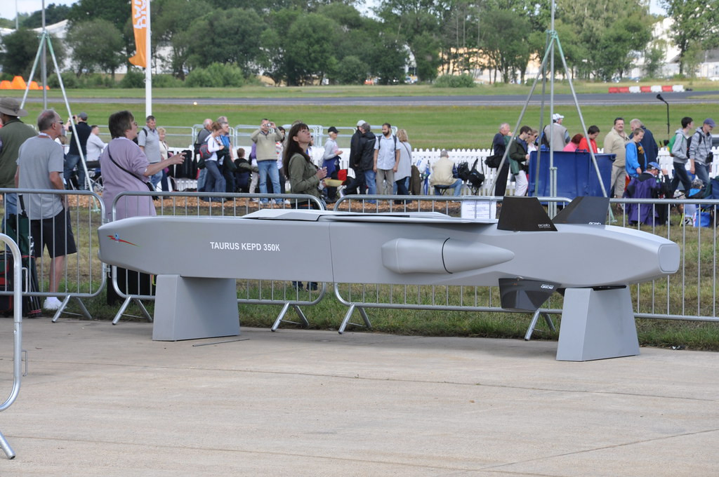 Ngày 23/5, Bộ trưởng Quốc phòng Đức Boris Pistorius bày tỏ nghi ngờ về ý tưởng chuyển giao tên lửa hành trình Taurus cho Ukraine. Khi được hỏi liệu việc giao hàng như vậy có khả thi hay không, ông Pistorius khẳng định rằng, ông không muốn đi sâu vào chi tiết về mọi hệ thống vũ khí. Ảnh: Sina. 