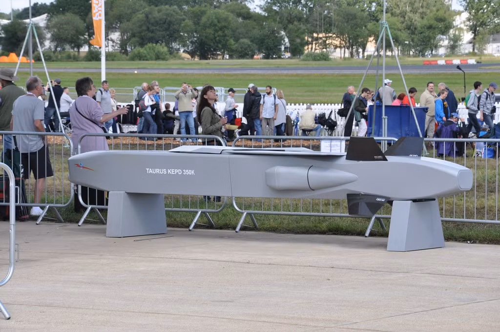 Ngày 23/5, Bộ trưởng Quốc phòng Đức Boris Pistorius bày tỏ nghi ngờ về ý tưởng chuyển giao tên lửa hành trình Taurus cho Ukraine. Khi được hỏi liệu việc giao hàng như vậy có khả thi hay không, ông Pistorius khẳng định rằng, ông không muốn đi sâu vào chi tiết về mọi hệ thống vũ khí. Ảnh: Sina. 