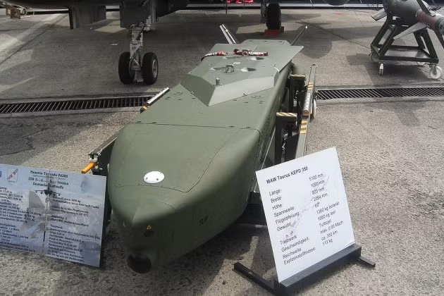 Đưa ra lý do về việc cung cấp các tên lửa tầm xa này cho Ukraine, ông Kiesewetter cho biết, Đức có một số lượng nhỏ tên lửa dẫn đường có độ chính xác cao Taurus, nhưng chúng sẽ mang lại lợi thế lớn cho Ukraine, cho phép tấn công cơ sở hạ tầng quân sự của Nga ở phía sau chiến tuyến. Ảnh: Sina. 