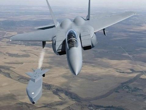 Tên lửa Taurus có mức chính xác rất cao; theo thông tin của nhà sản xuất, độ lệch mục tiêu của tên lửa tối đa là khoảng 3 mét. Taurus sử dụng đầu đạn xuyên đa hiệu ứng hai tầng MEPHISTO, nặng khoảng 481 kg. Sức công phá của đầu đạn được tối ưu hóa, để hạn chế thiệt hại đối với cơ sở hạ tầng dân dụng gần đó. Ảnh: Aviation. 