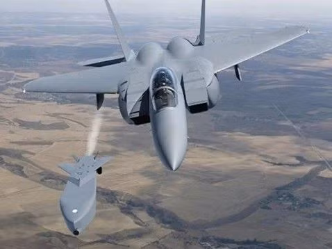 Tên lửa Taurus có mức chính xác rất cao; theo thông tin của nhà sản xuất, độ lệch mục tiêu của tên lửa tối đa là khoảng 3 mét. Taurus sử dụng đầu đạn xuyên đa hiệu ứng hai tầng MEPHISTO, nặng khoảng 481 kg. Sức công phá của đầu đạn được tối ưu hóa, để hạn chế thiệt hại đối với cơ sở hạ tầng dân dụng gần đó. Ảnh: Aviation. 