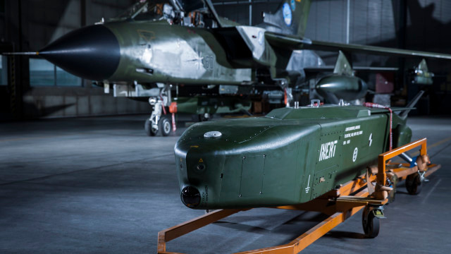 Tên lửa Taurus có bề mặt phản xạ radar hiệu dụng thấp, tầm bắn tối đa 500 km; trọng lượng toàn bộ là 1.400 kg. Tên lửa được trang bị động cơ phản lực cánh quạt Williams F121-WR-115 với lực đẩy 6,67 kN, cho tên lửa đạt tốc độ gần cận âm. Ảnh: Aviation.