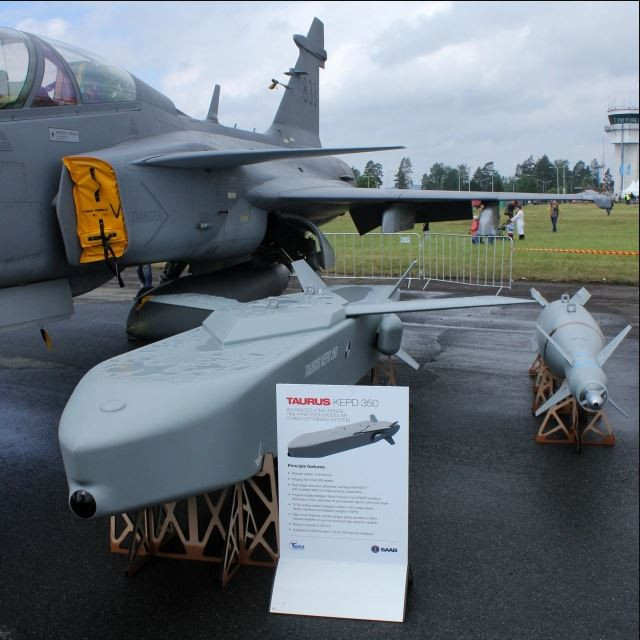 Điểm hạn chế của Taurus là giá thành cao (1 triệu euro/quả), nên không thể sử dụng với số lượng lớn; công nghệ tên lửa phức tạp, trong đó có sử dụng phương pháp dẫn đường tham chiếu địa hình (TRN), nên thời gian lập trình đường bay mất nhiều thời gian. Bên cạnh đó, tên lửa Taurus vẫn sử dụng tín hiệu GPS để hiệu chỉnh sai số đường bay, nên có thể bị gây nhiễu. Ảnh: Fort. 