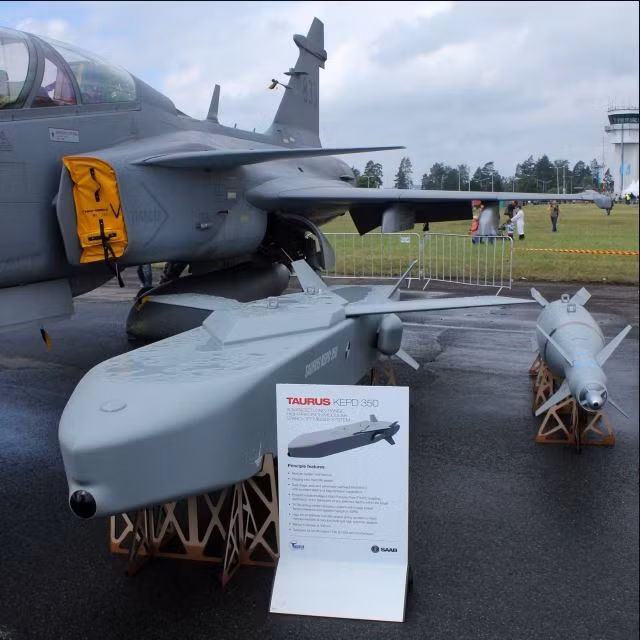 Điểm hạn chế của Taurus là giá thành cao (1 triệu euro/quả), nên không thể sử dụng với số lượng lớn; công nghệ tên lửa phức tạp, trong đó có sử dụng phương pháp dẫn đường tham chiếu địa hình (TRN), nên thời gian lập trình đường bay mất nhiều thời gian. Bên cạnh đó, tên lửa Taurus vẫn sử dụng tín hiệu GPS để hiệu chỉnh sai số đường bay, nên có thể bị gây nhiễu. Ảnh: Fort. 