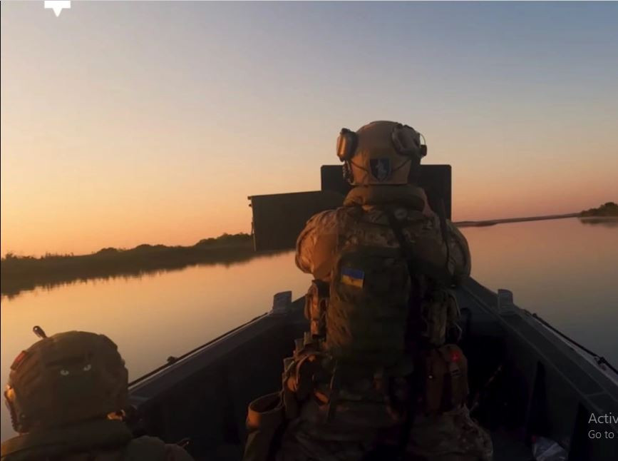 Ông Andriy Yermak không cung cấp thông tin chi tiết về việc vượt sông, nhưng xác nhận diễn biến đã được thảo luận rộng rãi trên các diễn đàn quân sự trong tháng qua khi lực lượng Ukraine thường sử dụng những chiếc xuồng cao tốc có thể di chuyển với tốc độ 100 km/giờ để vượt sông. 