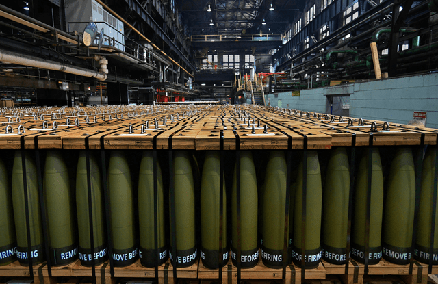 Vấn đề nan giải của phương Tây trong việc hỗ trợ Ukraine là ngoài việc không thể cung cấp thêm vũ khí cho nước này, một vấn đề nan giải khác là thiếu tiền. Gần đây, EU cũng yêu cầu tiếp tục tài trợ cho Ukraine, nhưng đã có nhiều ý kiến trái chiều. 