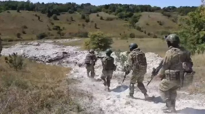 Trang Rybar của Nga đưa tin, các nhóm nhỏ của AFU rút lui diễn ra theo hướng làng Dachnoye, nằm ở phía tây thành phố, hiện và vẫn do Quân đội Ukraine kiểm soát. Con đường cao tốc H15 từ Kurakhove đến Zaporozhye đi qua ngôi làng này. Hiện các đơn vị RFAF đang tiếp cận Dachnoye từ đầu cầu Stari Terny ở phía bắc.