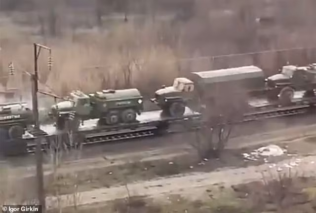 Theo các nguồn tin địa phương, đoàn tàu đang di chuyển về phía biên giới Nga - Ukraine để đảm bảo an ninh; điều này đặt ra nhiều câu hỏi về bối cảnh của một cuộc xung đột mới ở Donbass. 