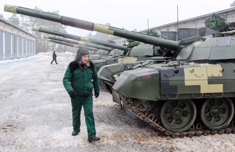 Theo phái đoàn giám sát của OSCE, số xe tăng trên của Ukraine đã đến Konstantinovka vào ngày 31/10, sau đó số xe tăng này được nhanh chóng đưa xuống khỏi các toa tàu. 