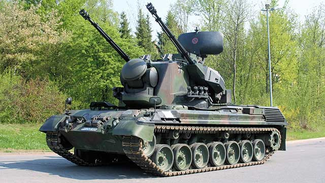 Tiếp đến là loại pháo phòng không tự hành (ZSU) 1A2 Gepard, cũng do Đức chuyển giao cho Ukraine cách đây vài ngày, đã có màn trình diễn khá kém cỏi, khi liên tục bị hóc đạn và hai khẩu pháo 35mm hoạt động bị trục trặc.