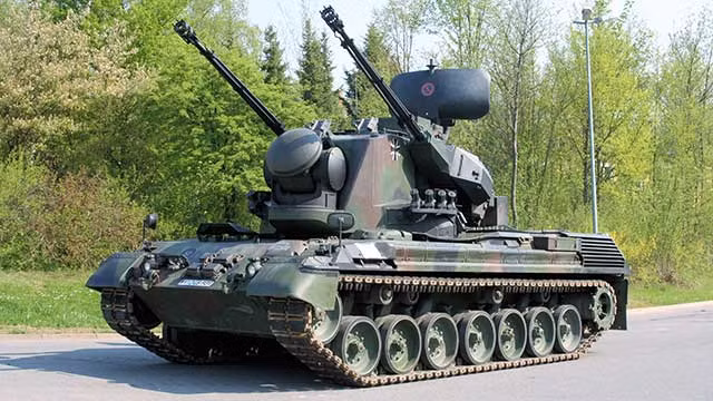 Tiếp đến là loại pháo phòng không tự hành (ZSU) 1A2 Gepard, cũng do Đức chuyển giao cho Ukraine cách đây vài ngày, đã có màn trình diễn khá kém cỏi, khi liên tục bị hóc đạn và hai khẩu pháo 35mm hoạt động bị trục trặc.