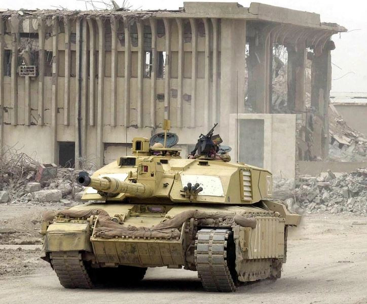 Trong môi trường chiến đấu đô thị với đường phố chật hẹp, độ che khuất lớn, phức tạp và nhiều mối nguy hiểm rình rập, xe tăng có thể dựa vào lớp giáp dày để tấn công với hỏa lực mạnh, khi sử dụng pháo bắn thẳng, để tấn công các công trình phòng ngự kiên cố, làm chỗ dựa cho bộ binh chiến đấu.