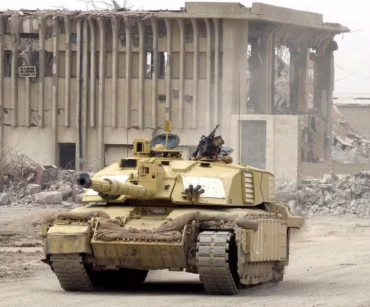 Trong môi trường chiến đấu đô thị với đường phố chật hẹp, độ che khuất lớn, phức tạp và nhiều mối nguy hiểm rình rập, xe tăng có thể dựa vào lớp giáp dày để tấn công với hỏa lực mạnh, khi sử dụng pháo bắn thẳng, để tấn công các công trình phòng ngự kiên cố, làm chỗ dựa cho bộ binh chiến đấu.