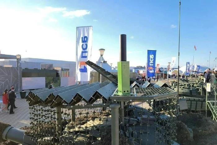 Gần đây, Quân đội Nga cũng bắt đầu cải thiện khả năng tàng hình của xe tăng để ngăn chặn UAV phát hiện ra chúng, chẳng hạn như xe tăng chiến đấu chủ lực cải tiến thế hệ thứ ba và xe chiến đấu bộ binh BMP-2M và BMP-3 được Quân đội Nga trưng bày, đều được trang bị thiết bị tàng hình tiêu chuẩn của xe chiến đấu bọc thép.