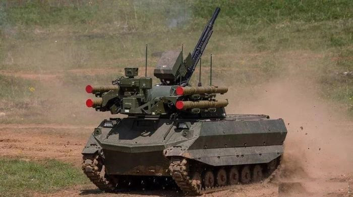 Trong tương lai, những dạng thiết bị gây nhiễu UAV có công suất lớn hơn, dải tần chế áp rộng hơn sẽ xuất hiện trên xe tăng; chẳng hạn như xe tăng không người lái chở và thả những phương tiện chiến đấu không người lái (UGV) hay UAV, sẽ được trang bị các thiết bị hoặc khả năng tác chiến điện tử chống UAV.