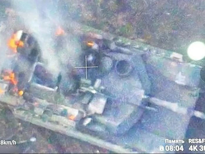 Do lớp giáp trên cùng của những chiếc xe tăng này, đặc biệt là lối ra vào khoang chiến đấu trên đỉnh tháp pháo, là nơi được bảo vệ yếu nhất và UAV đã tập trung vào những bộ phận này để tấn công.