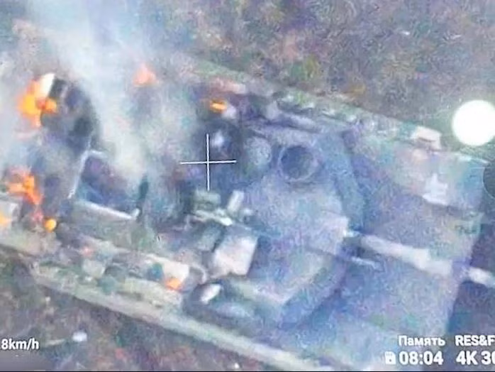 Do lớp giáp trên cùng của những chiếc xe tăng này, đặc biệt là lối ra vào khoang chiến đấu trên đỉnh tháp pháo, là nơi được bảo vệ yếu nhất và UAV đã tập trung vào những bộ phận này để tấn công.