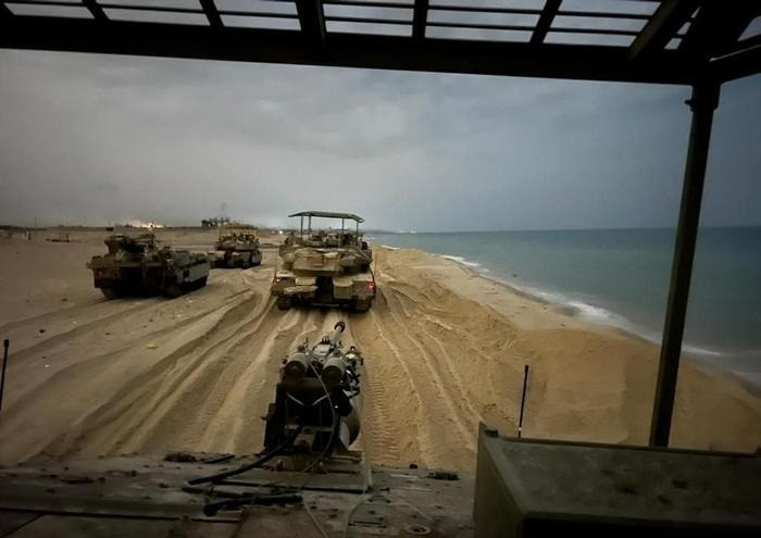 Kinh nghiệm xung đột Nga-Ukraine nhanh chóng được người Israel tiếp thu. Khi Israel tấn công vào Dải Gaza, họ đã lắp một tấm lưới sắt phía trên xe tăng Merkava, tuy không thể chặn hết được UAV mang vũ khí chống tăng, nhưng nó có thể tăng khả năng bảo vệ cho phần yếu nhất phía trên của xe tăng.