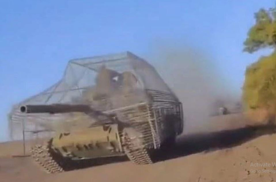 Chỉ tăng cường phòng thủ thôi là chưa đủ, tấn công là cách phòng thủ tốt nhất. Thiết bị chống UAV là trang bị bắt buộc phải có đối với xe tăng. Có một số lượng lớn các loại UAV và tên lửa hành trình trên chiến trường Ukraine, và Quân đội Nga cũng đã đưa vào sử dụng một số lượng lớn các thiết bị chống UAV khác nhau.