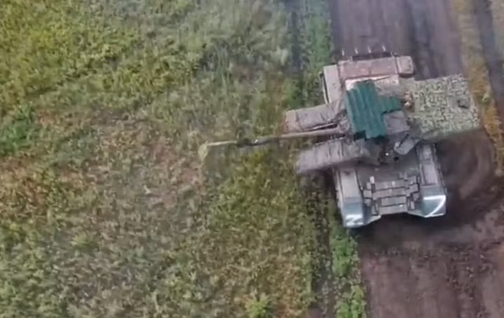 Hệ thống Salamander có bốn mô-đun ăng-ten để can thiệp hoạt động của Ukraine ở bốn dải tần số vô tuyến: 868, 915, 1300 và 2400 MHz. Khi UAV được điều khiển bởi bốn dải tần này, đi vào trường che chắn của hệ thống Salamander, có thể mất kiểm soát, bay xoắn ốc và tự rơi.