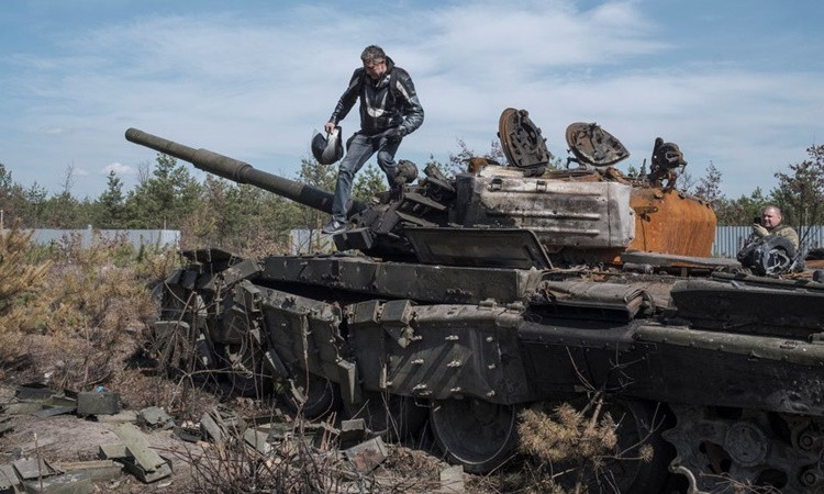Tuy nhiên, trong cuộc xung đột Nga-Ukraine, xe tăng đột nhiên trở nên rất dễ bị tiêu diệt bởi máy bay không người lái (UAV) mang vũ khí chống tăng. Nguyên nhân lớn nhất là hầu như tất cả các xe tăng chủ lực này đều được thiết kế từ thời trước khi có UAV.