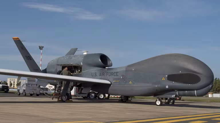 Còn quân đội các nước lớn không quan tâm phát triển những loại UAV như vậy, bởi vì như quân đội Mỹ tự hào có các loại UAV tiên tiến. Còn tới 99% chuyên gia quân sự không dự đoán được tác động lật đổ của UAV FPV “đồ chơi” đối với xe tăng, xe thiết giáp; cũng như tên lửa phòng không vác vai (MANPAD) với lực lượng đổ bộ đường không.