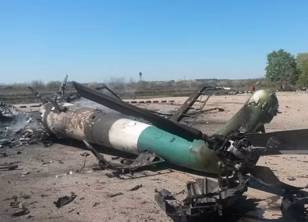 Tại thành phố Kherson, nơi Quân đội Nga đã tuyên bố kiểm soát thực tế, một trực thăng vũ trang Mi-24 và một trực thăng vận tải Mi-8 của Quân đội Ukraine đã bị lực lượng phòng không Nga bắn rơi. 